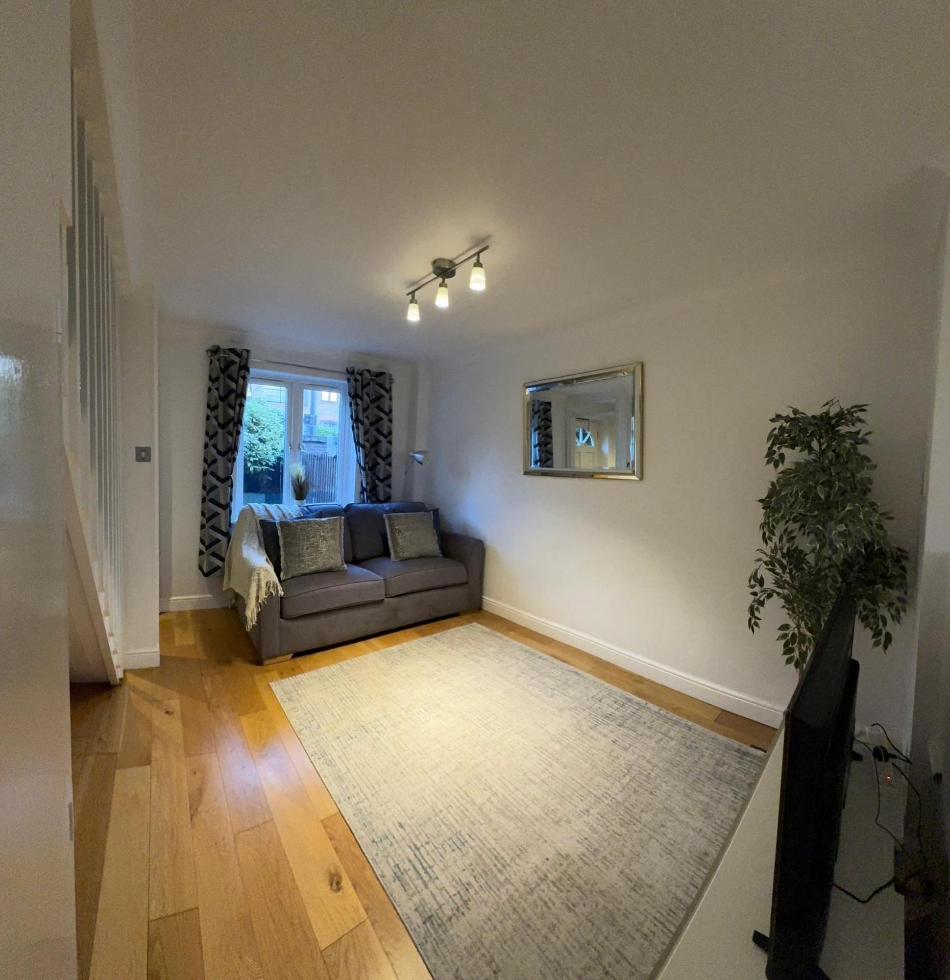 2 Bed House Near Canary Wharf * Londra